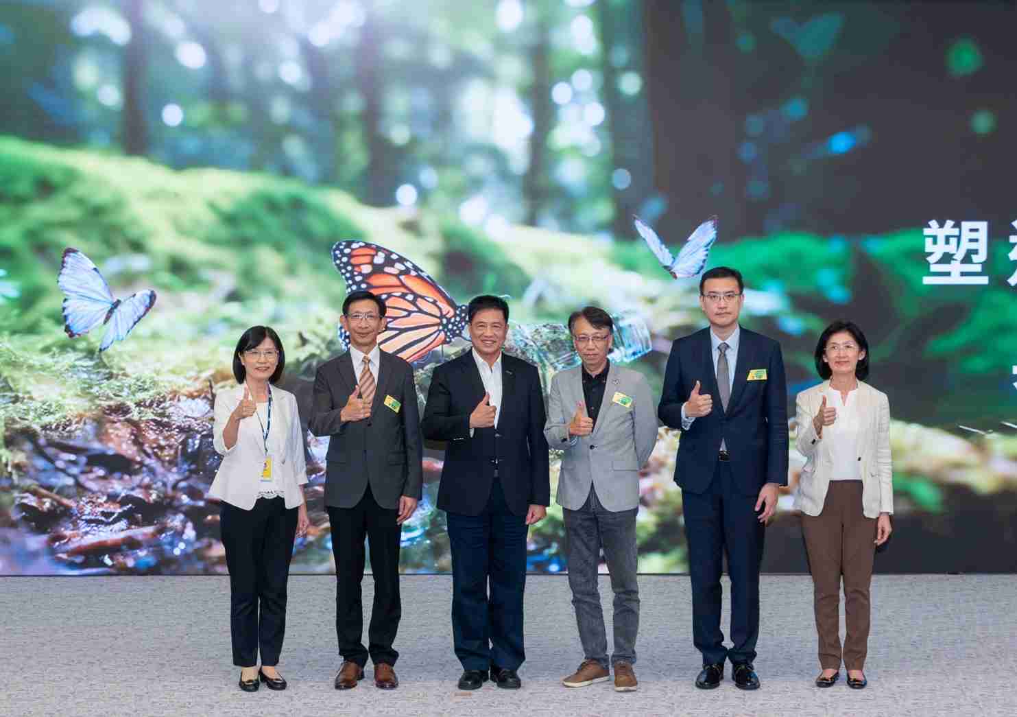 友達2023 CSR共榮大會，，，邀請領域專家分享交流生物多樣性管理趨勢、、、、無塑產品、、、海廢永續塑料等議題  （圖左到右：友達光電永續長古秀華、、3M台灣技術長陳君杰、、、、友達光電董事長暨集團策略長彭双浪、、、、光寶科技企業永續發展處處長陳慶暉、、安永聯合會計師事務所執業會計師曾于哲、、友達光電供應鏈總部副總經理吳宜芳）