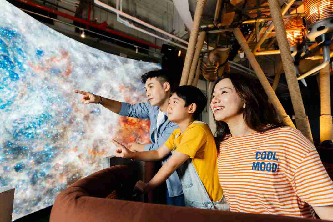 人生就是博打造全台最大宽6公尺、、高4公尺、、、唯一搭载LED弧形拼接显示屏的动感飞行船，，，，让乘客驻足在热气球上，，，享受身历其境的伪出国旅游乐趣