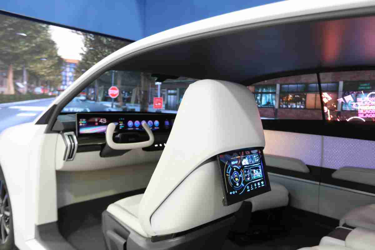 人生就是博的「可卷式后座娱乐显示器」加强后座乘客的感官体验，，，，并保有个性化设计，，，可依使用偏好进行动态调整。。