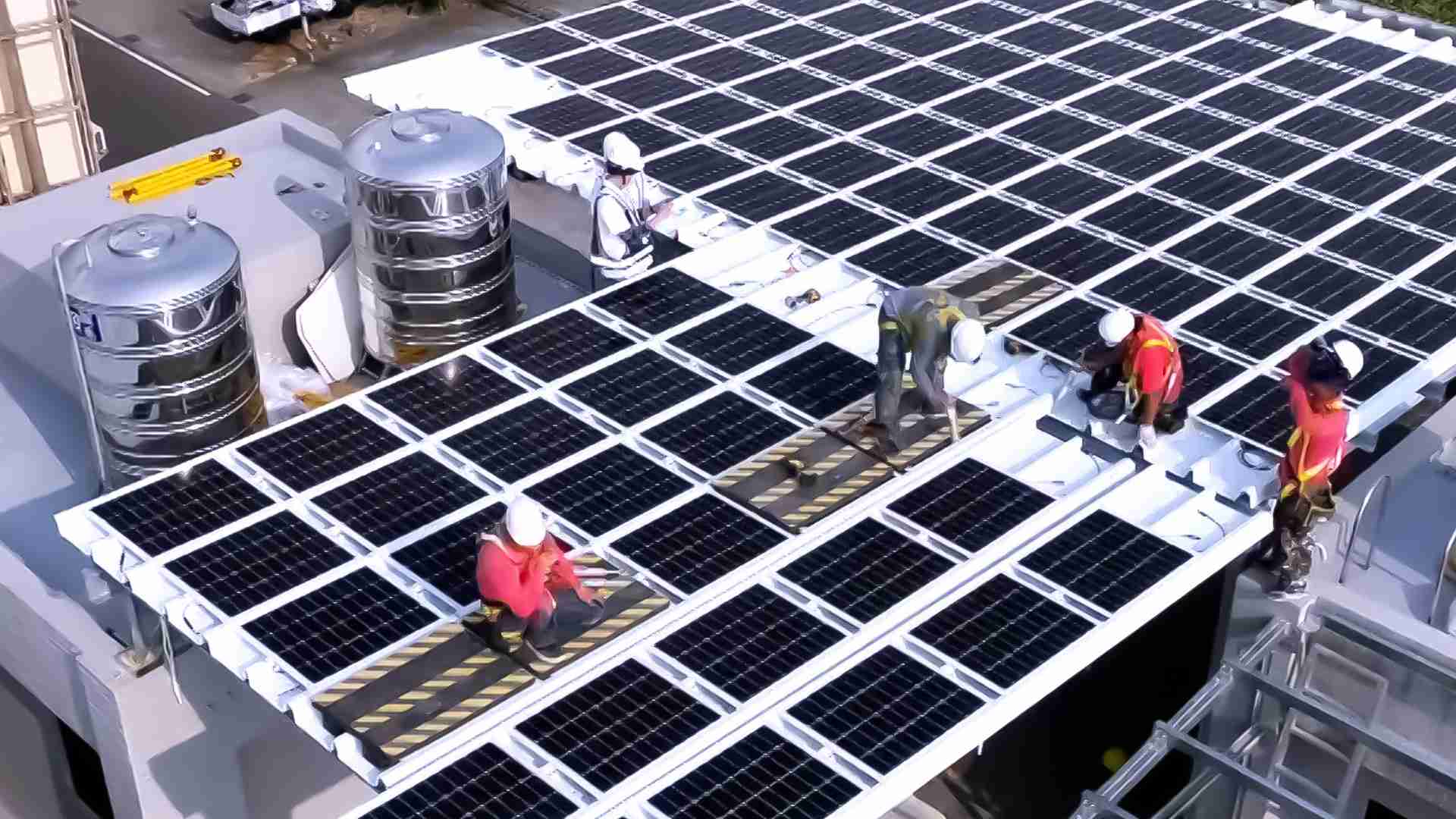 人生就是博着力于替代能源之技术研发，，，如光电浪板的相关制程、、、设备与产品，，其中所开发之光电整合型浪板，，，，减少传统金属支架安装，，，，更提升耐候度，，，可广泛运用于多元场域，，并辅助建筑达到净零碳排目标