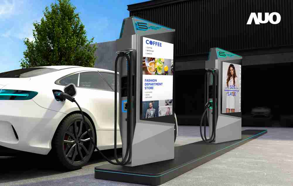 达擎 “55吋高亮度户外防水显示器”，，，，在阳光直射环境下仍可呈现清晰鲜明之影像质量，，可灵活安装于充电桩及智能电杆，，，成为数字户外广告 （DOOH）最佳宣传利器